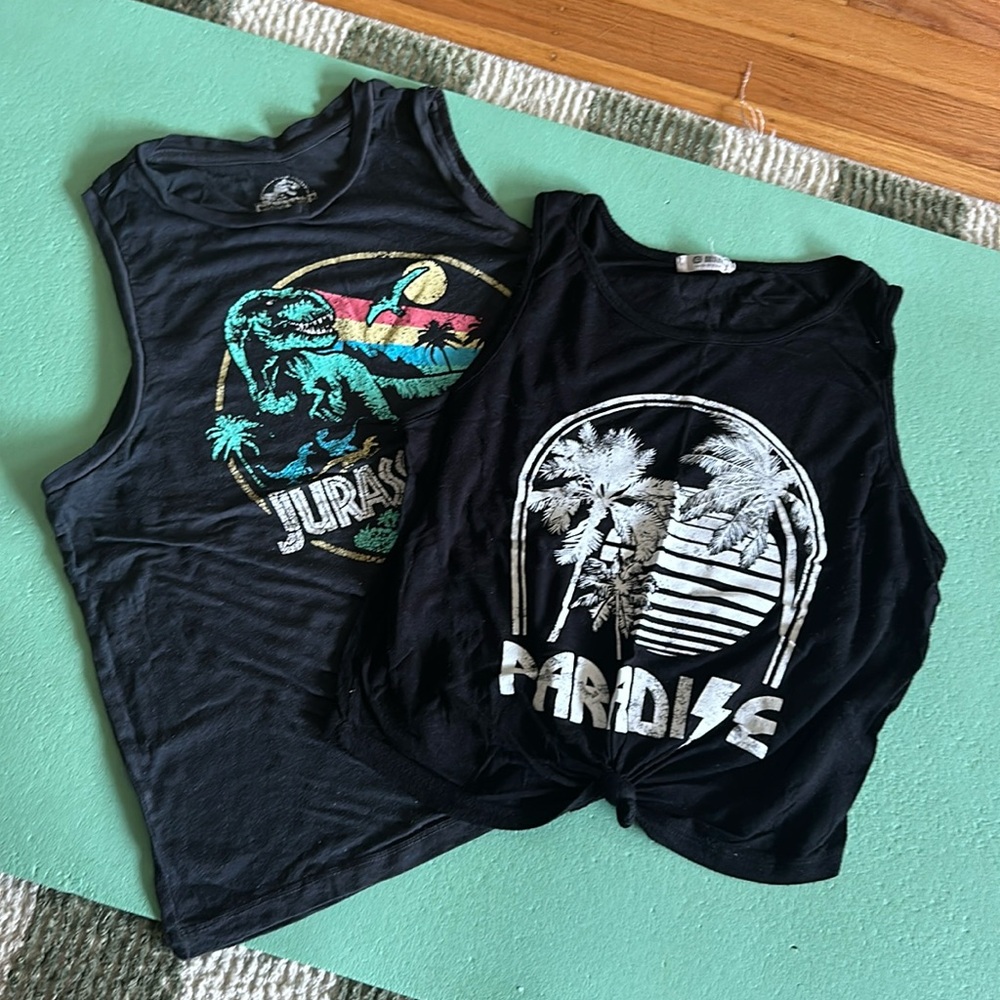 Set of 2 graphic tank tops